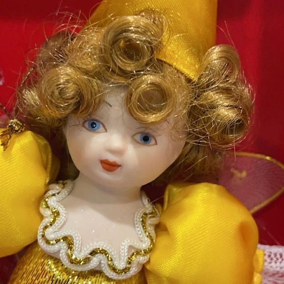 The Hand-Formed Cornucopia Fair Christmas Ornament 1989 porcelain hand painted - Picture 6 of 7